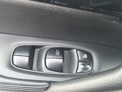 Used 2017 Nissan Rogue SV w/ SV Premium Package AWD/4WD image 23