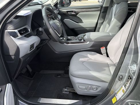 New 2026 Toyota Highlander Platinum AWD/4WD image 9