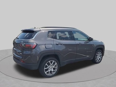 Used 2022 Jeep Compass Latitude w/ Sun and Sound Group AWD/4WD image 10