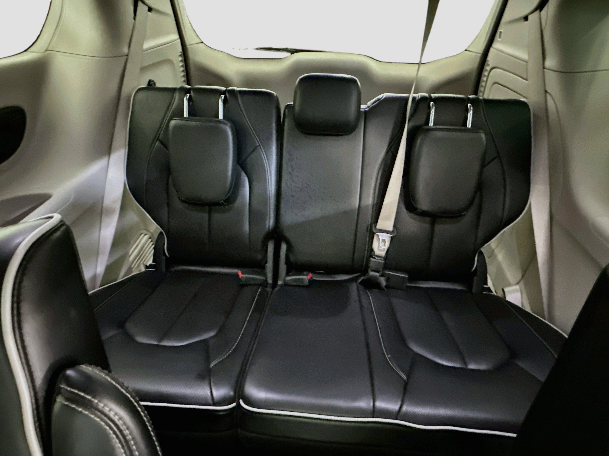 Used 2023 Chrysler Pacifica Limited FWD image 30