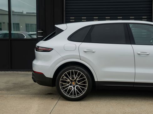 Certified 2022 Porsche Cayenne Platinum Edition image 14