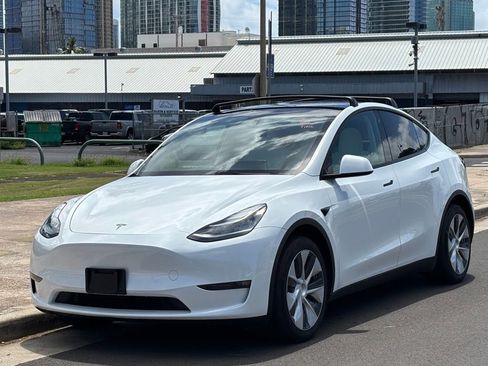 Used 2023 Tesla Model Y Long Range AWD/4WD image 1
