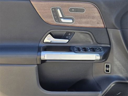 Used 2023 Mercedes-Benz EQB 300 4MATIC image 22