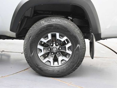 Used 2019 Toyota Tacoma TRD Off-Road w/ Technology Package AWD/4WD image 5