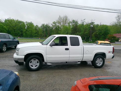 Used 2007 Chevrolet Silverado 1500 LT w/ Extended Cab Value Package AWD/4WD image 3
