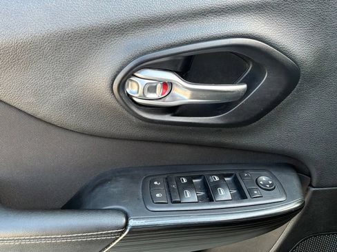Used 2015 Jeep Cherokee Latitude w/ Cold Weather Group AWD/4WD image 18