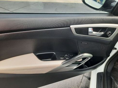 Used 2012 Hyundai Veloster w/ Style Pkg image 13