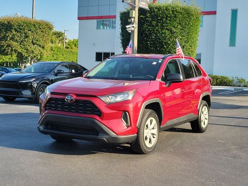 Used 2020 Toyota RAV4 LE FWD image 5