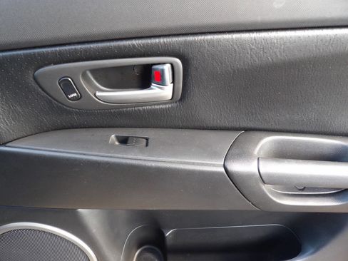 Used 2004 MAZDA MAZDA3 s w/ Moonroof & 6-CD Pkg image 31