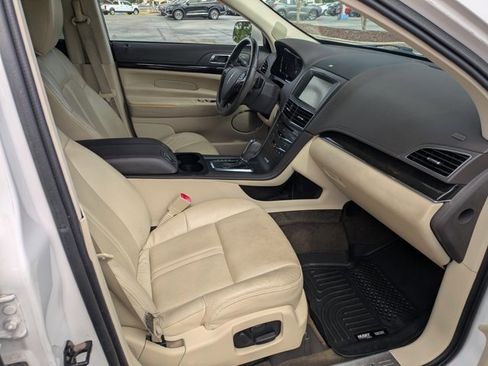 Used 2013 Lincoln MKT AWD image 17
