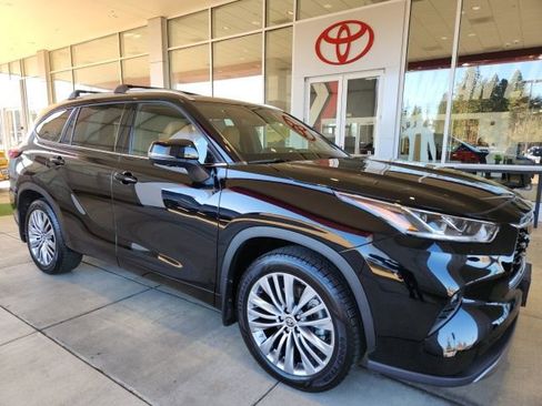 Used 2023 Toyota Highlander Platinum image 4
