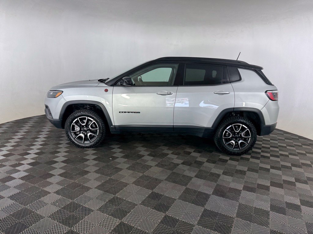 Used 2025 Jeep Compass Trailhawk AWD/4WD image 6