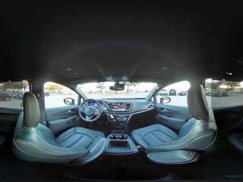 Used 2025 Chrysler Pacifica Select image 44