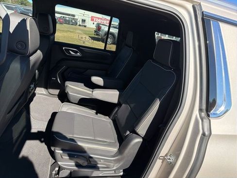 Used 2024 GMC Yukon XL SLT w/ SLT Luxury Package image 6