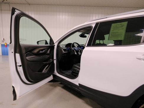 Used 2024 GMC Terrain SLT image 24