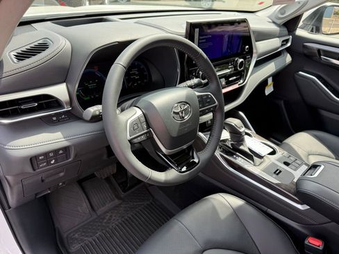 New 2026 Toyota Highlander Platinum AWD/4WD image 10