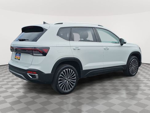 Used 2025 Volkswagen Taos SE FWD image 5