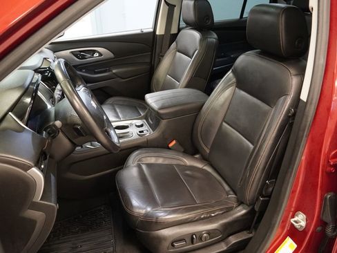 Used 2018 Chevrolet Traverse LT image 3