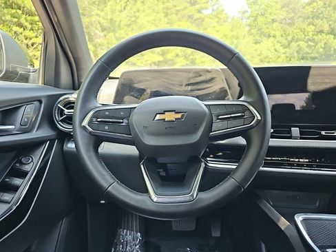 Used 2025 Chevrolet Equinox LT FWD image 12