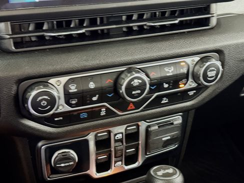 Used 2024 Jeep Wrangler Unlimited w/ Convenience Group AWD/4WD image 17