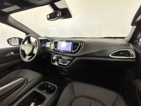 Used 2025 Chrysler Pacifica Select FWD image 29