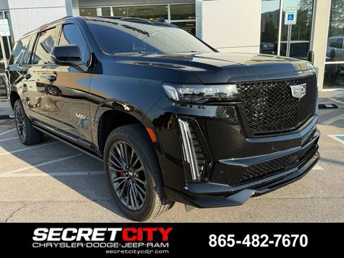 Used 2024 Cadillac Escalade ESV V image 2