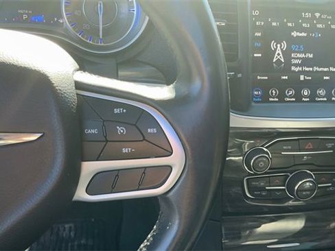 Used 2018 Chrysler 300 Touring L image 19