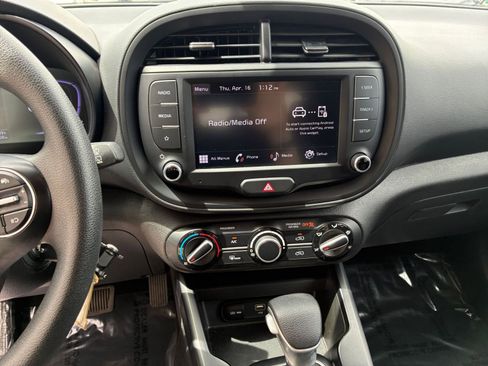 Used 2025 Kia Soul LX w/ LX Technology Package FWD image 17