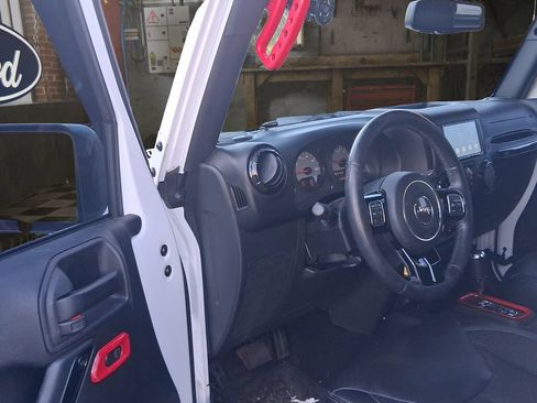 Used 2017 Jeep Wrangler Unlimited Sahara AWD/4WD image 14