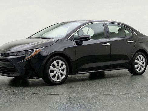 Used 2025 Toyota Corolla LE image 3