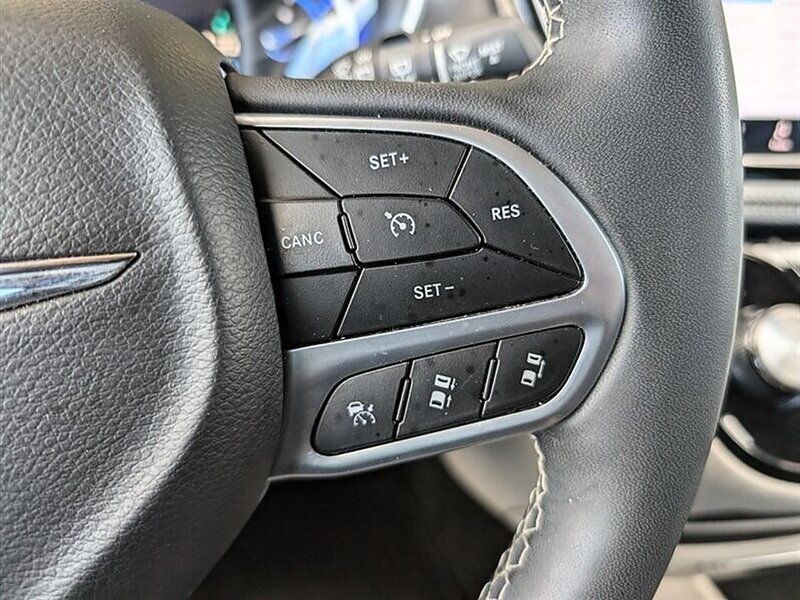 Used 2024 Chrysler Pacifica Limited FWD image 22