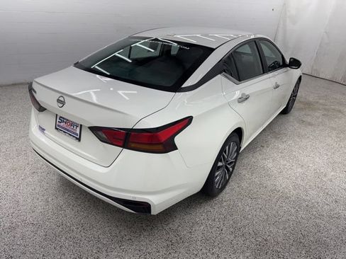 Used 2025 Nissan Altima 2.5 SV FWD image 2