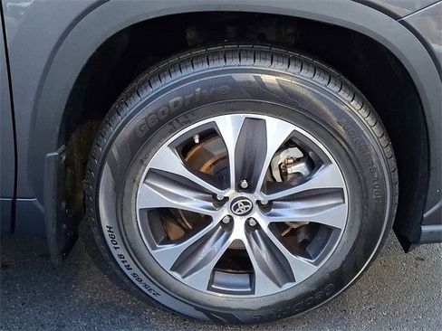 Certified 2024 Toyota Highlander XLE image 12