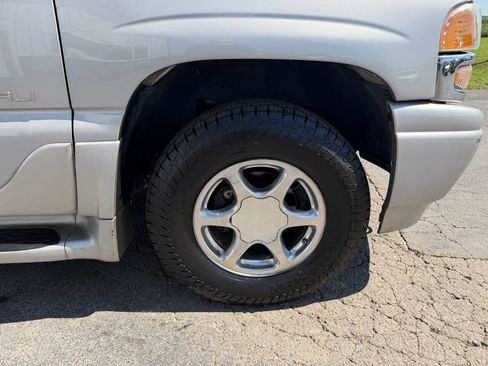 Used 2005 GMC Yukon Denali AWD/4WD image 7