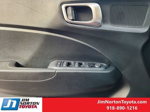 Used 2025 Hyundai Venue SEL image 23