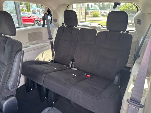 Used 2014 Dodge Grand Caravan SXT FWD image 9