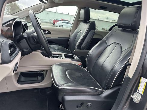 Used 2023 Chrysler Pacifica Limited image 4