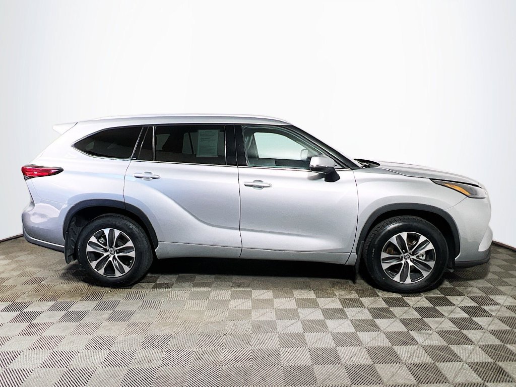 Used 2022 Toyota Highlander XLE AWD/4WD image 8
