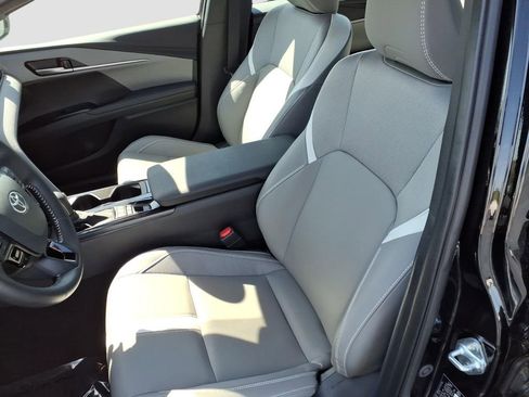 Used 2025 Toyota Camry SE w/ Convenience Package FWD image 16