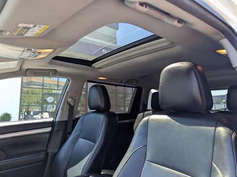 Used 2018 Toyota Highlander XLE AWD/4WD image 31