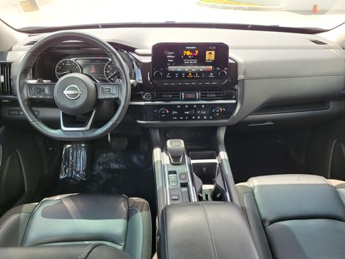 Used 2024 Nissan Pathfinder SL w/ Black Appearance Package FWD image 17