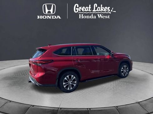 Used 2021 Toyota Highlander XLE AWD/4WD image 7