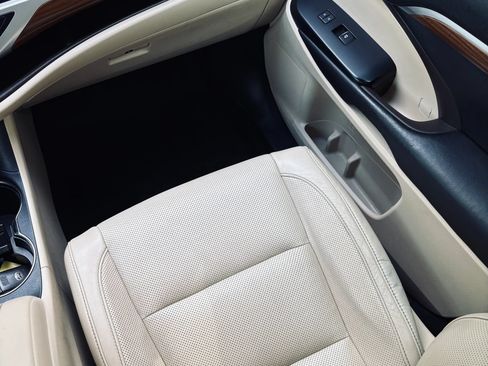 Used 2018 Toyota Highlander Limited Platinum FWD image 9