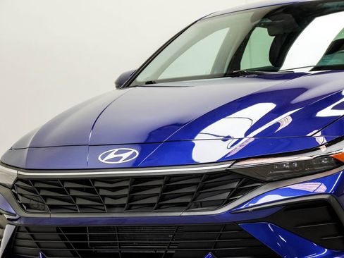 Used 2024 Hyundai Elantra SE FWD image 2