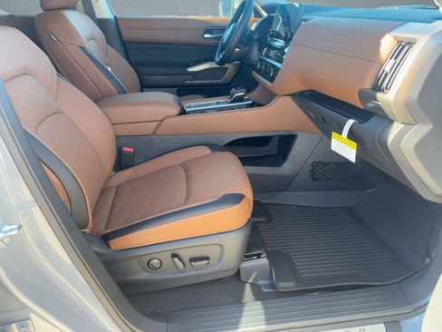 New 2025 Nissan Pathfinder Platinum w/ Black Appearance Package image 30