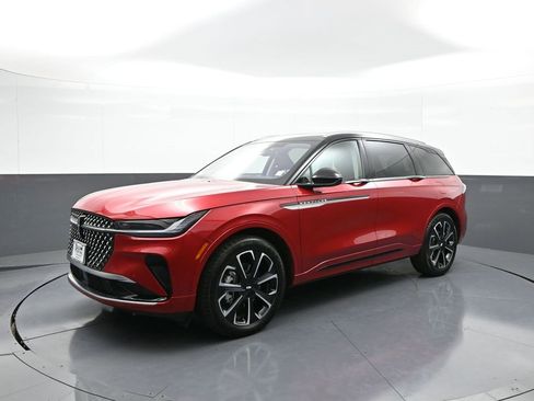 Used 2025 Lincoln Nautilus Reserve image 10