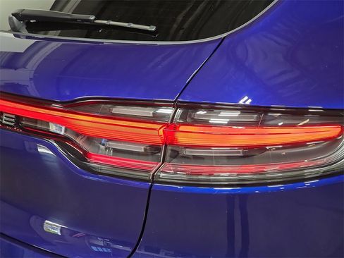 Certified 2025 Porsche Macan image 30