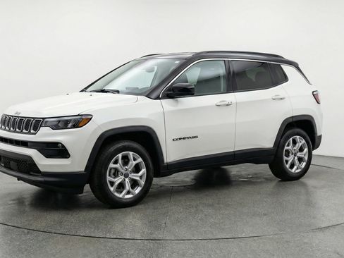 Used 2025 Jeep Compass Latitude image 3