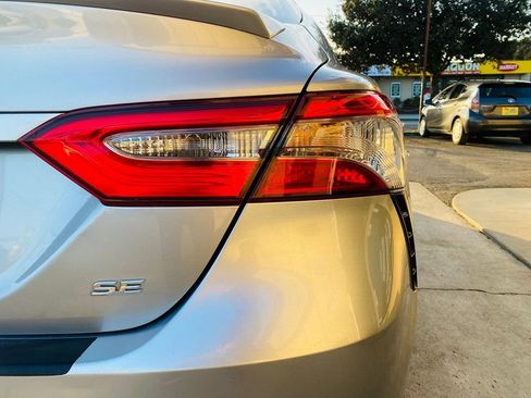 Used 2018 Toyota Camry SE FWD image 12