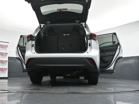 Used 2024 Toyota Highlander XLE AWD/4WD image 29